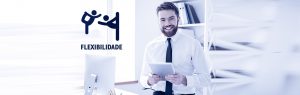 homem sorrindo, no escritório com documentos na mão