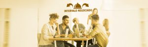 pessoas reunidas em uma mesa