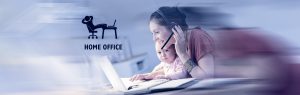 mulher de head phone trabalhando com bebê no colo